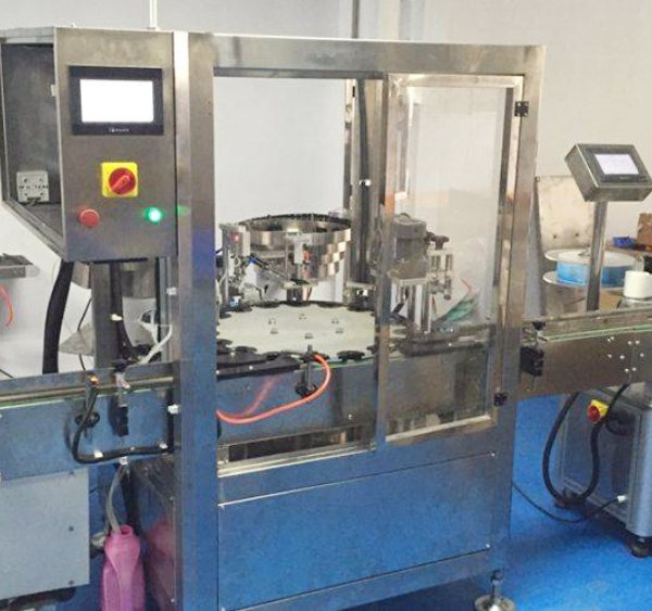 電子煙油灌裝設(shè)備配備蠕動泵進行灌裝